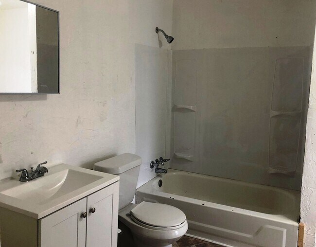 Building Photo - 507 - 1127-29 Victory Street