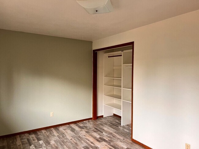 Building Photo - 2135