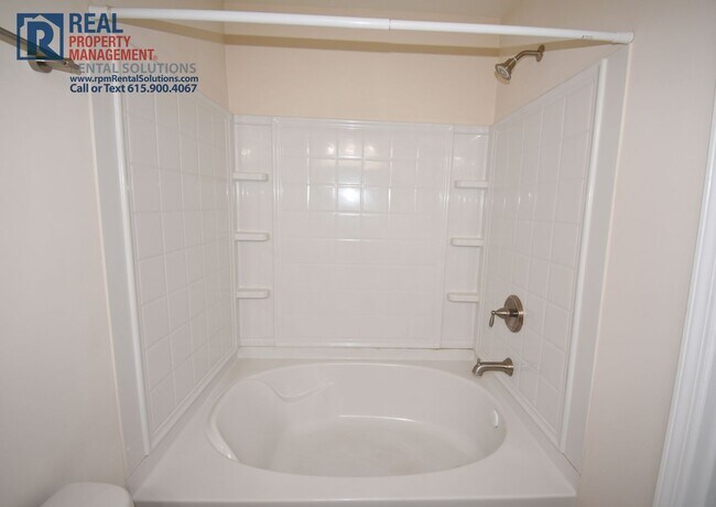 Building Photo - Wonderful townhome 15 min. to downtown Nashville- pool, tennis courts & fitness center!