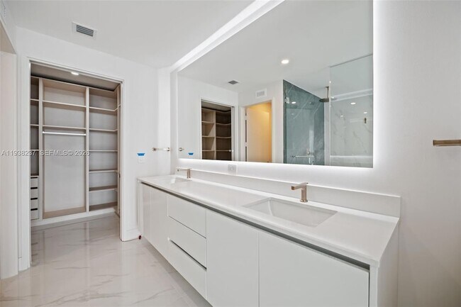 Building Photo - 700 NE 24th St