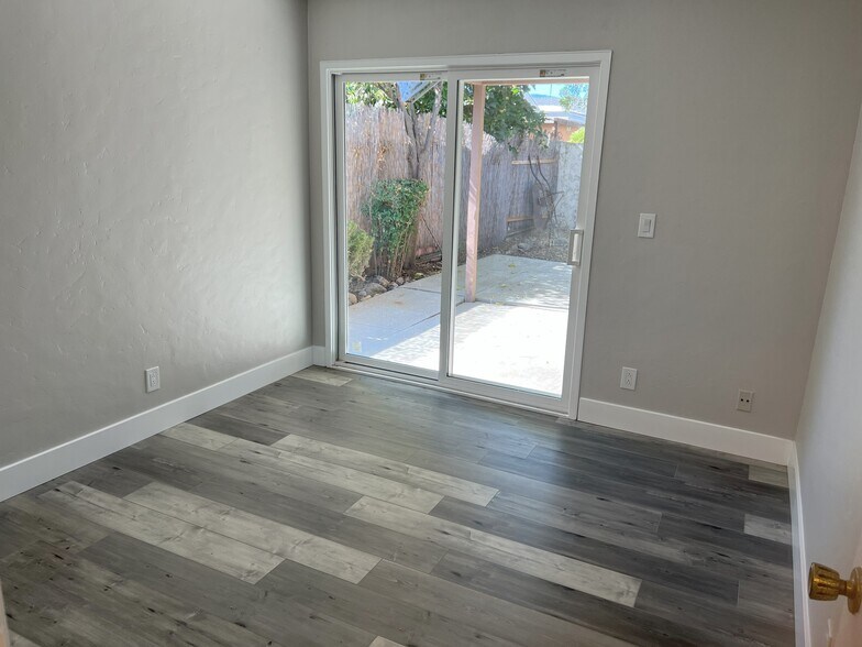 3rd Bedroom opens into backyard! - 5181 Oxbow Ct