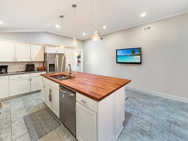 Building Photo - Large 4 bedroom, 3 bath home recently updated near Chickasaw Gardens