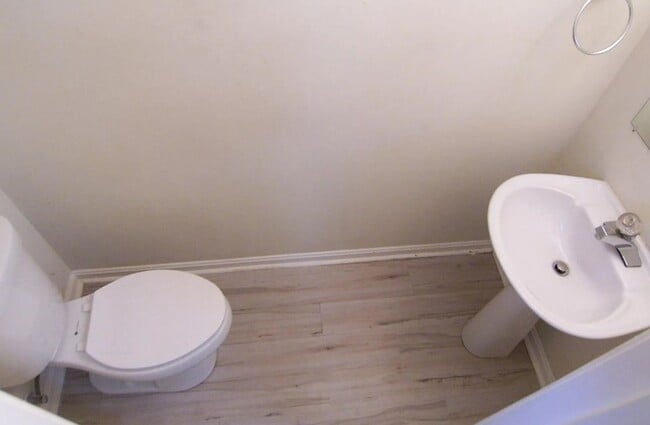 Building Photo - Middle River Townhome!