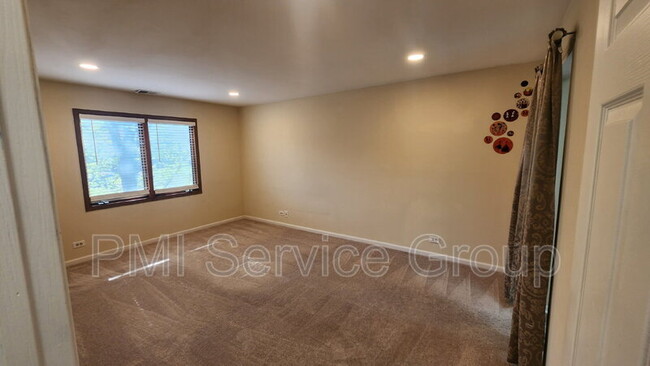 Building Photo - 985 West Ct
