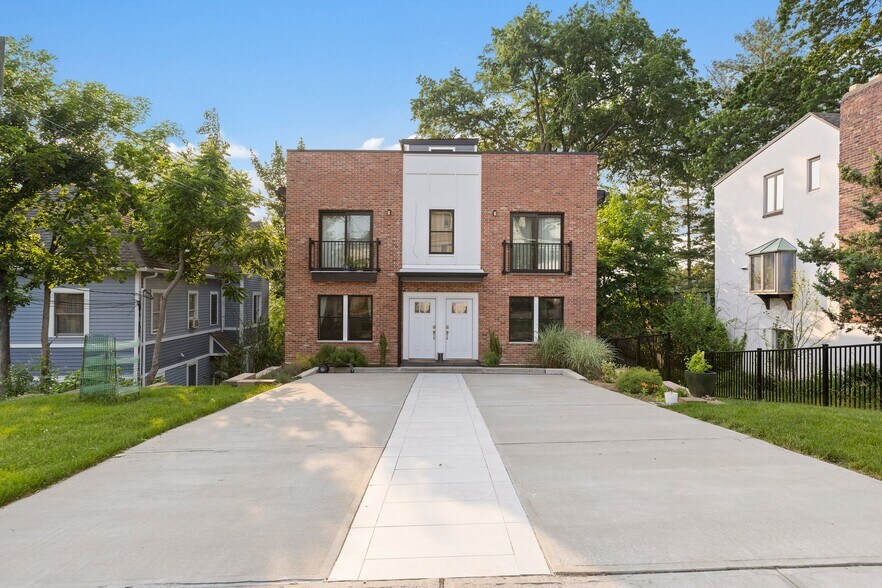 Primary Photo - 571 Hillside St