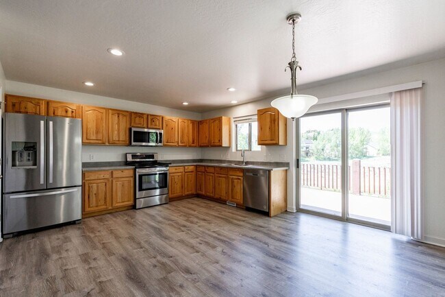 Building Photo - Tranquil Retreat in Trailside