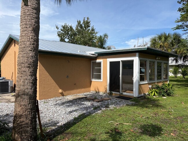 Building Photo - 217 Dickens Ave