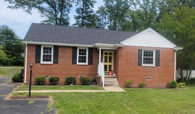 Building Photo - FOR RENT – Updated 3 Bedroom Brick Rancher in a Fantastic Location!