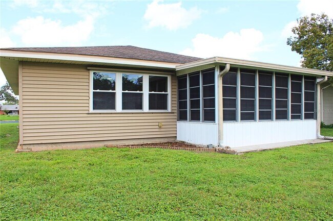 Building Photo - 608 Lark Dr