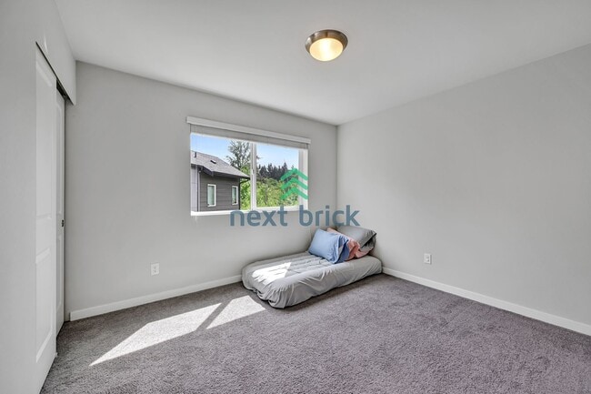 Building Photo - Spacious & Modern 4-Bed, 3.5-Bath Townhome...