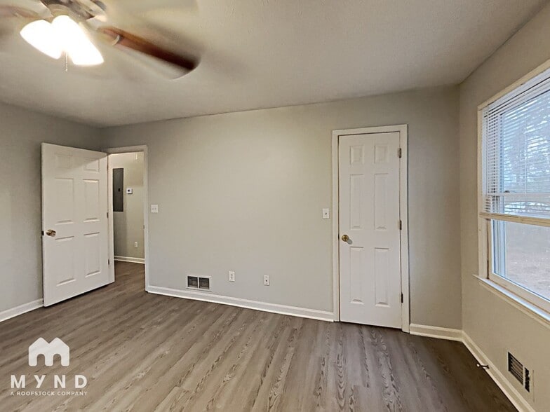 Building Photo - 10125 Village Dr NW