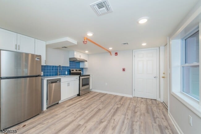 Building Photo - 161 Washington St