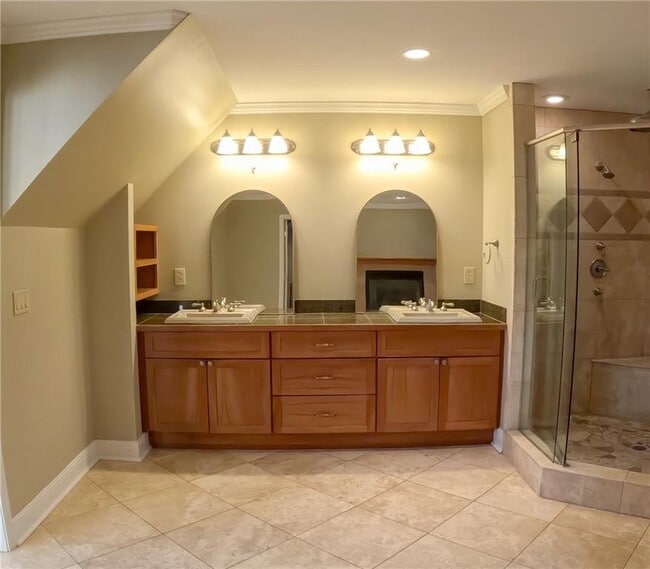 Building Photo - 998 Ferncliff Rd NE