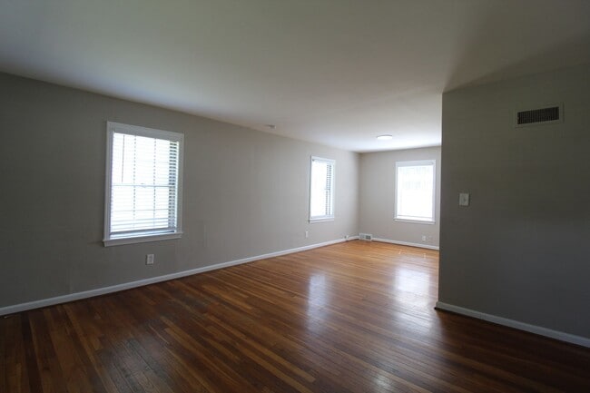 Building Photo - August FREE On This 2 Bedroom 1 Bath Duple...