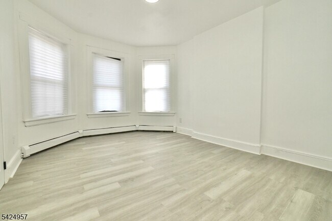 Building Photo - 11 Howard Pl