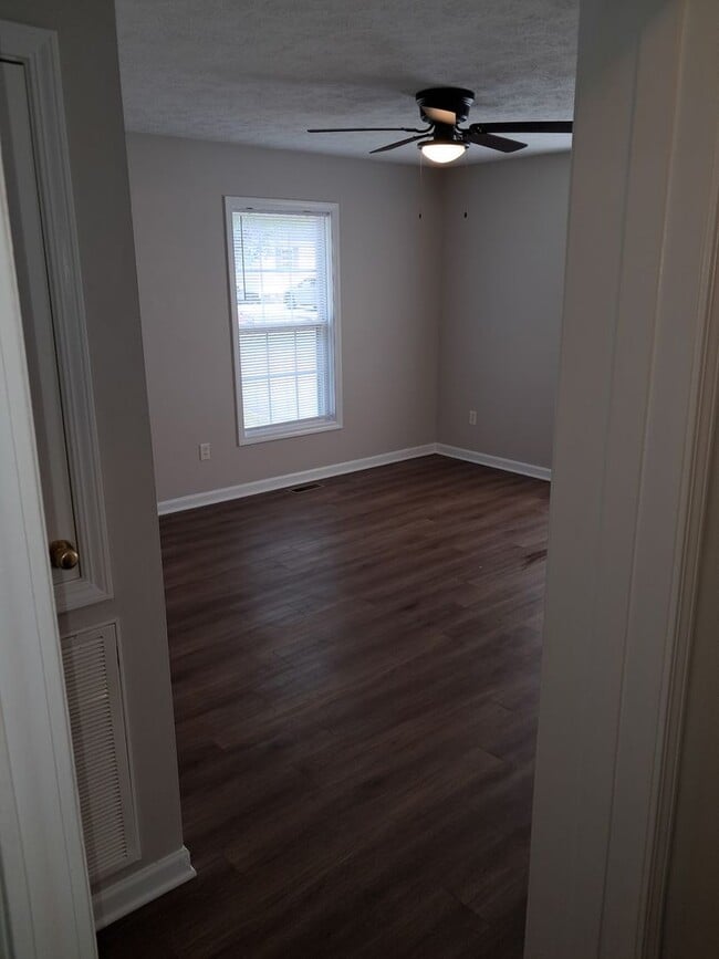 Building Photo - 2 Bedroom and 1 Bathroom Duplex