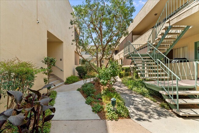 Building Photo - 17424 Burbank Blvd