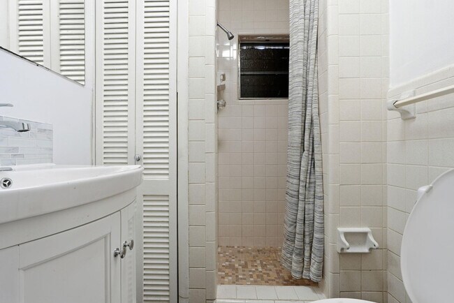 Building Photo - 218 SE 3rd Terrace