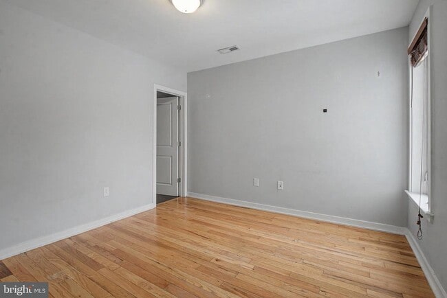 Building Photo - 1515 W Oxford St