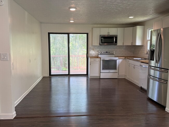 Building Photo - 118 Rhody Dr