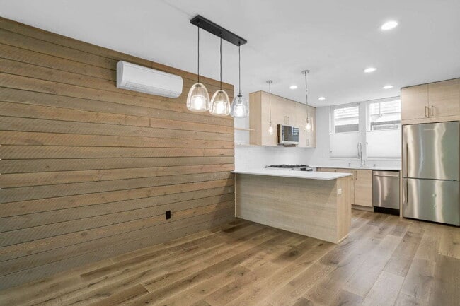 Building Photo - Modern Beacon Hill Townhouse Available for Rent!