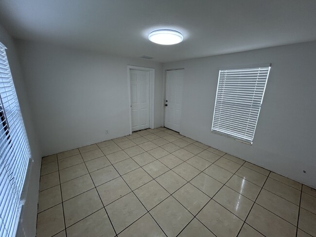 Building Photo - "Charming 3-Bedroom Home in St. Petersburg with Spacious 1,199 Sq Ft Layout!"