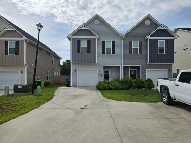 Primary Photo - 3 Bedroom/2.5 Bath - Holly Ridge - The Lan...