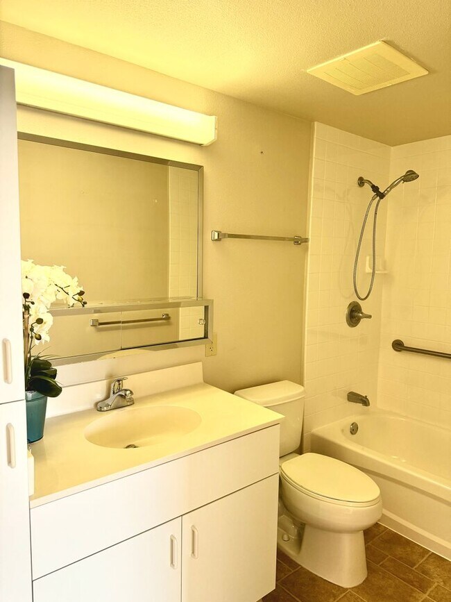 Building Photo - Country Club Village 6 - 2 Bedroom 1.5 Bat...