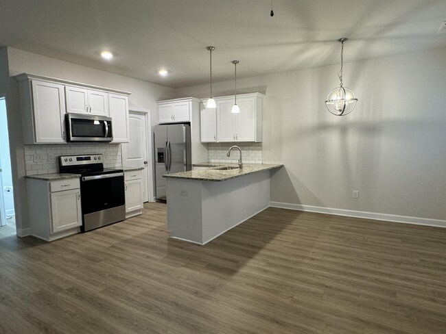 Building Photo - LIKE NEW, 3 bed 2 bath Townhome in Lula!