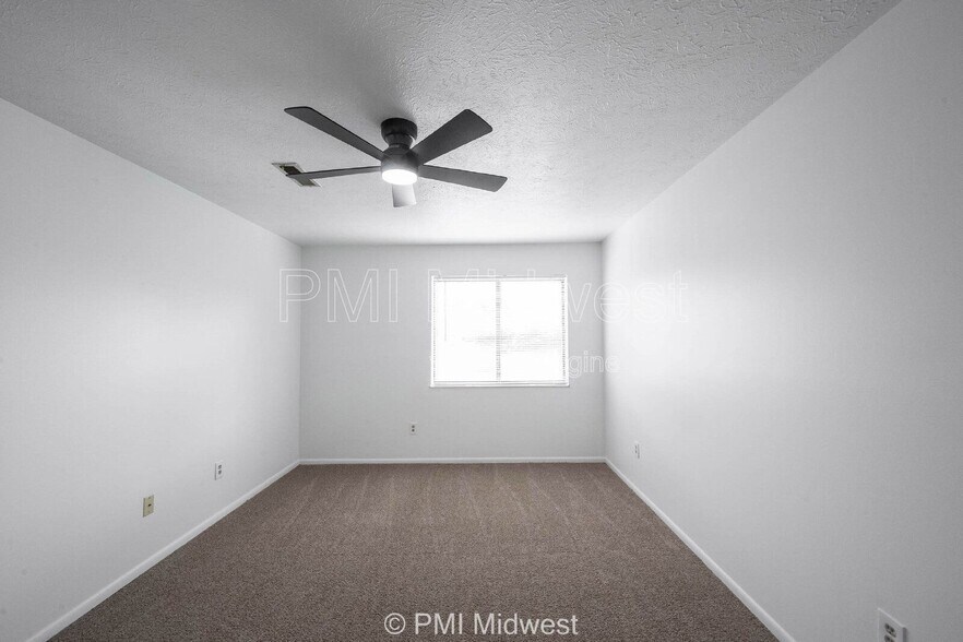 Building Photo - 4291 Village Pkwy Cir W
