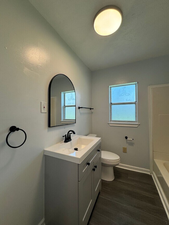 Building Photo - Charming 3-Bedroom 1-Bathroom Duplex Utilities Included!