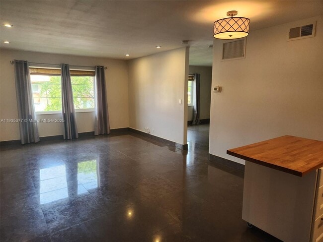 Building Photo - 124 NE 19th Ct