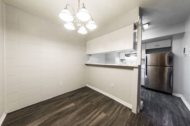 Building Photo - The Colony Apartments - Crestview