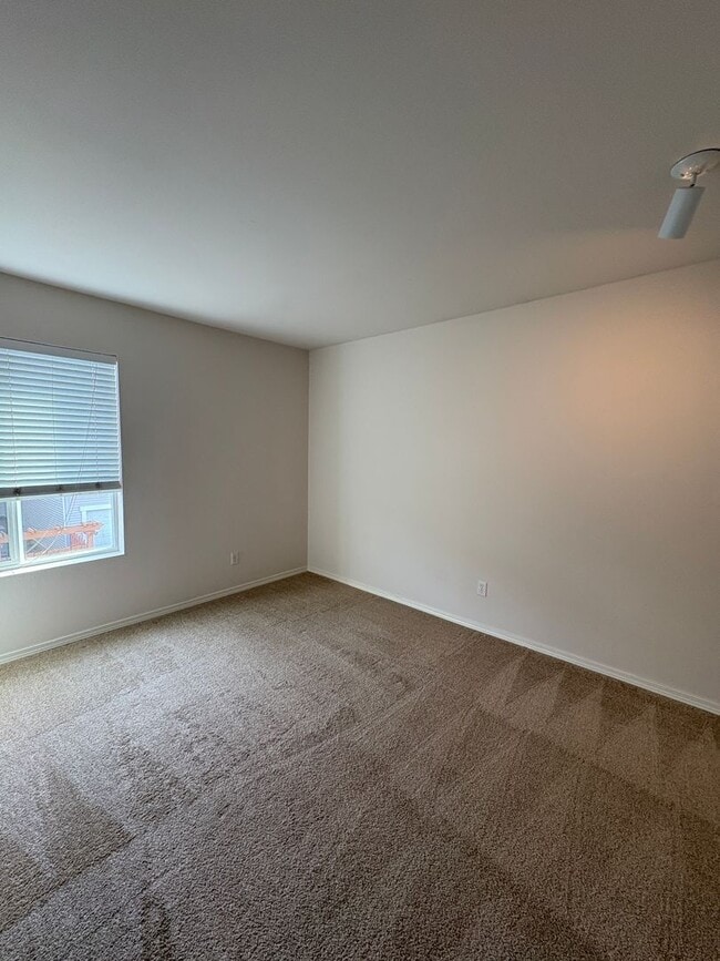 Building Photo - Available now- Beautiful like-new rental i...