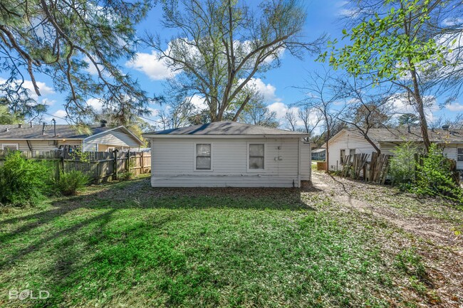 Building Photo - Charming 3 Bed 1 Bath