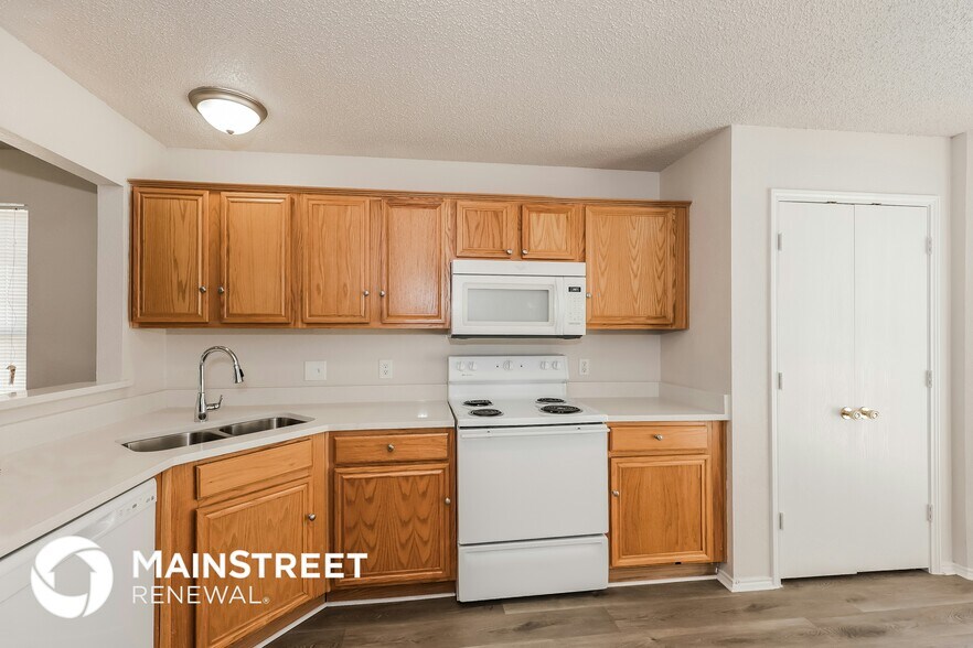 Building Photo - 10836 Deauville Cir N