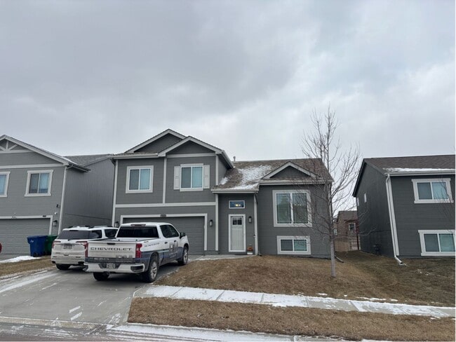 Building Photo - Beautiful Split-Level in BENNINGTON