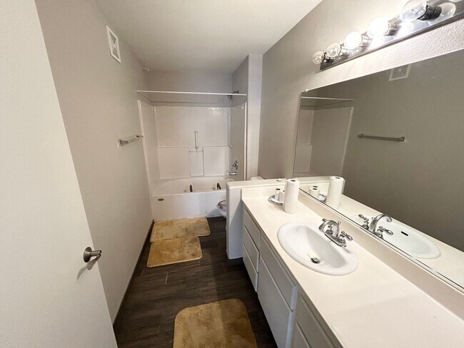 Building Photo - Gated Community Comfort – 2 Bed, 2 Bath Be...