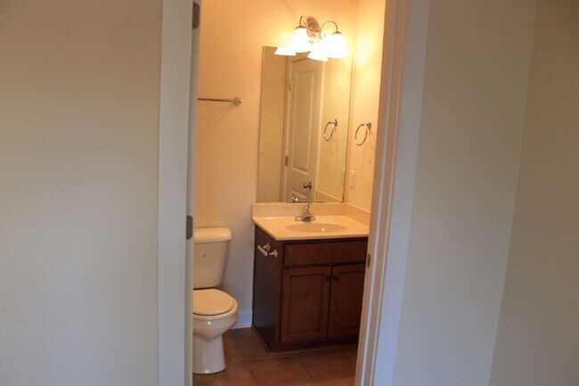 Building Photo - Two Bedroom Near Downtown Available!