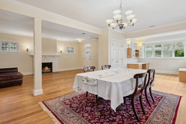 Building Photo - 317 W College Terrace