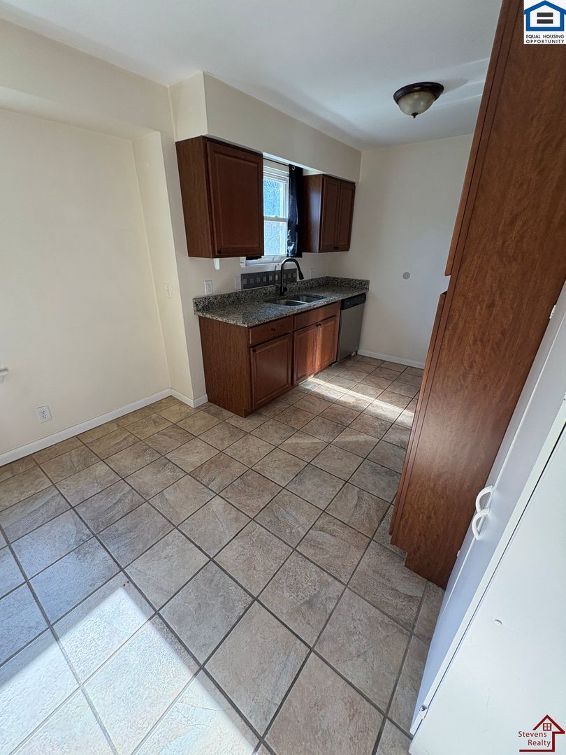 Building Photo - 445 Rockwood Dr