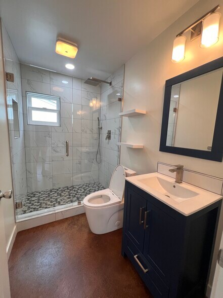 Full size bathroom - 5703 Adelaide Ave