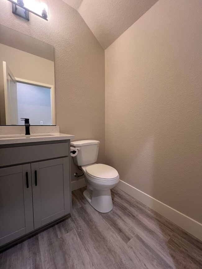 Building Photo - Beautiful! 3/2.5/2 Townhome in Gardnerville