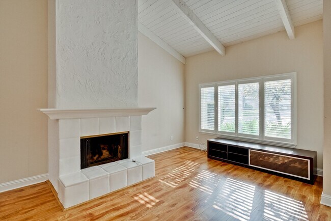Building Photo - 3 bedroom 2 bath Townhome - Greenmeadow Neighborhood Palo Alto!  $6800