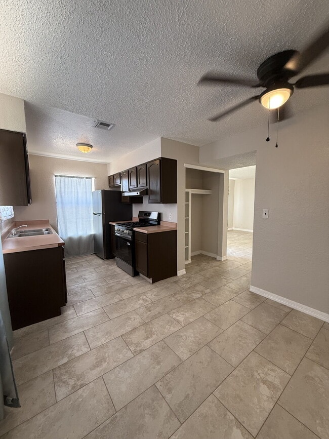 Building Photo - 955 Versailles Dr