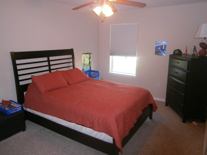 Bedroom 4 - 7585 Rexford St