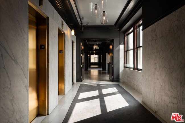 Building Photo - 460 S Spring St