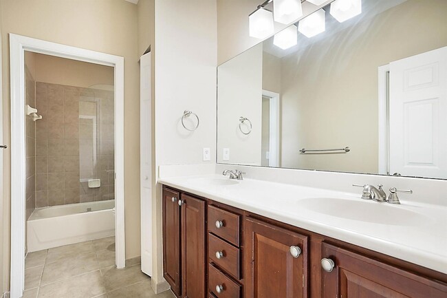 Building Photo - 748 Cresta Cir