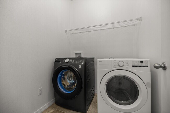 Building Photo - Spacious 4 Bedroom Home with Private Mother-in-Law Suite – Pet Friendly & Move-In Ready!