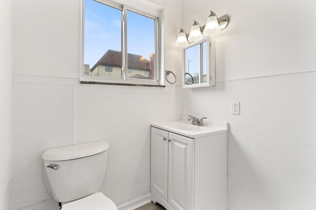 Building Photo - Nicely Renovated 1 Bed, 1 Bath Apartment in Greenfield - In-unit Laundry, Quiet Street - Availabl...